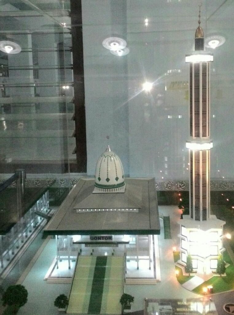 Menara Masjid Jami Kado Istimewa Dekade Pondok Modern Darussalam