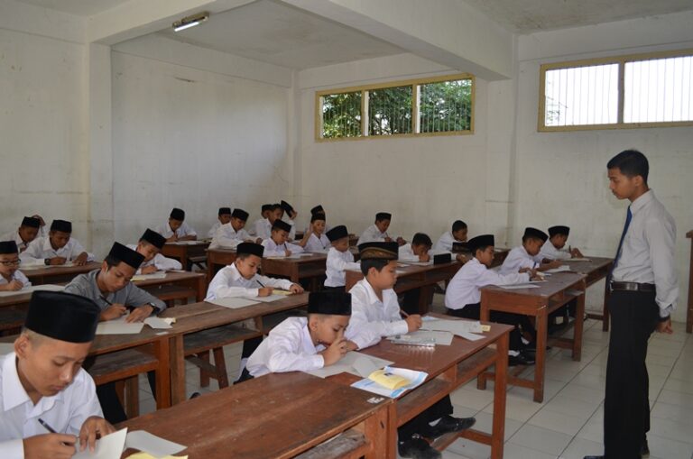 Ujian Tulis Calon Pelajar Berjalan Khidmat