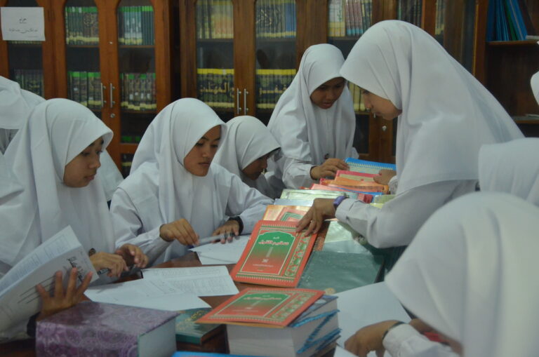 Menariknya Telaah Kitab Klasik Ala Santriwati