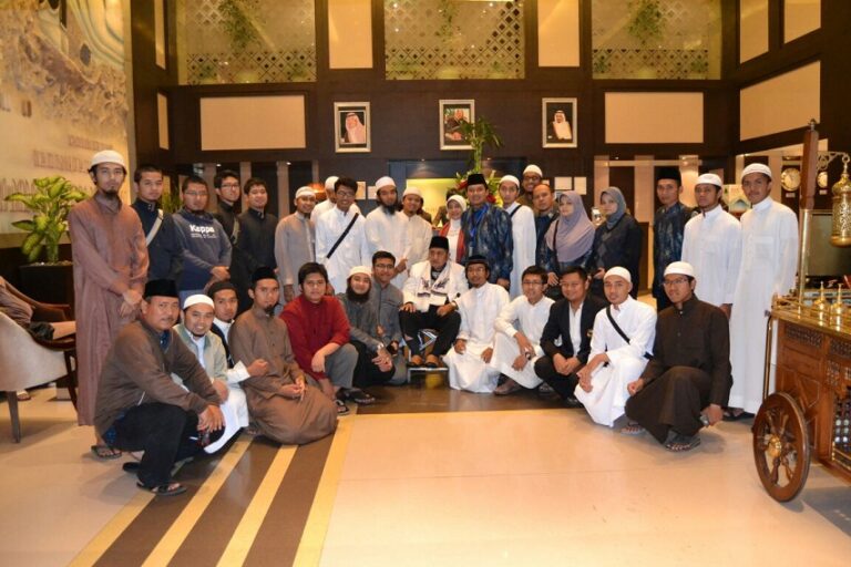 Rombongan Umroh Kiai Syukri Disambut Hangat oleh IKPM Madinah