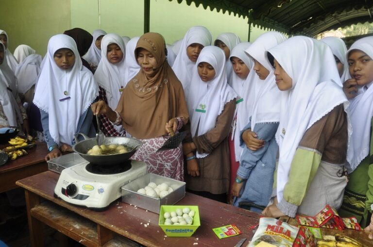 Santriwati Gontor Putri 3 Antusias Ikuti Seminar Memasak