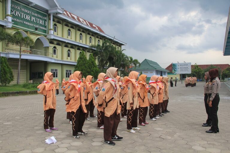 Santriwati Gontor Putri 3 Tegap Berbaris Bersama Polwan