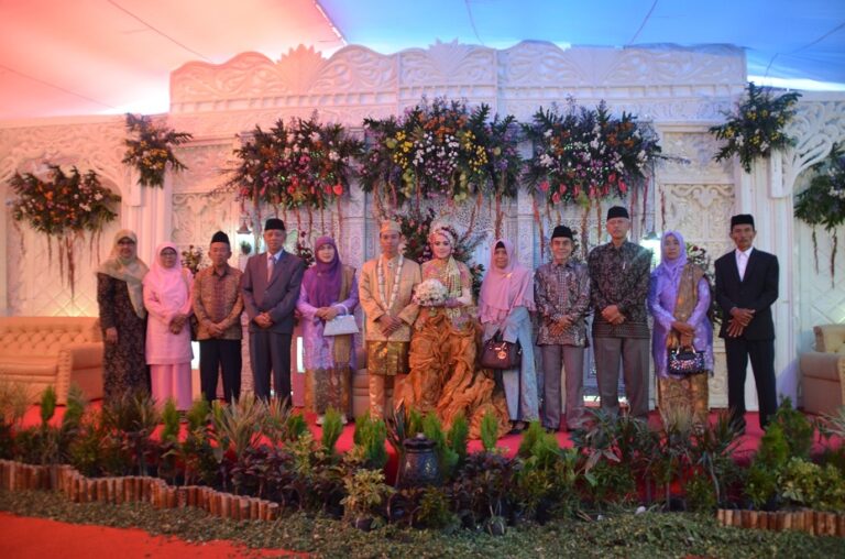 Anggota Badan Wakaf PMDG Hadiri Pernikahan Putri K.H. Dawam Soleh
