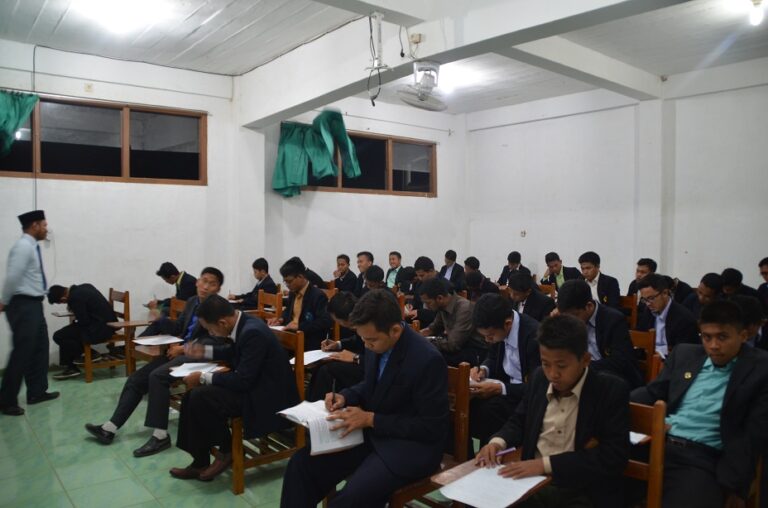 Mahasiswa Guru Gontor Hadapi Ujian Tengah Semester (UTS) Genap