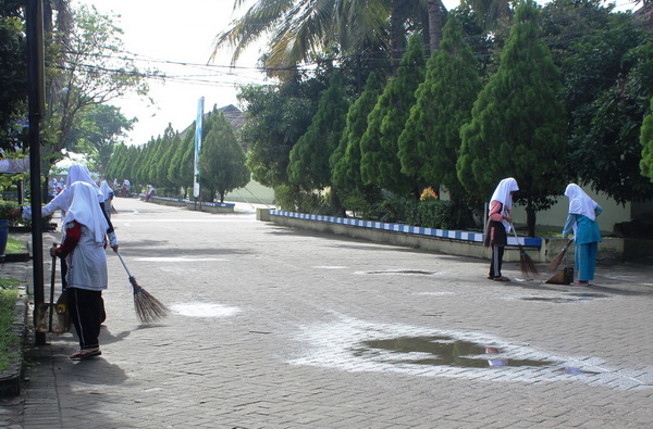 Para Santriwati Sedang membersihkan Jalan