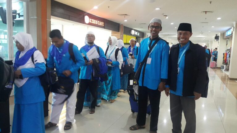 Menunggu proses penerbangan Jama’ah umrah dengan maskapai Garuda Airlines