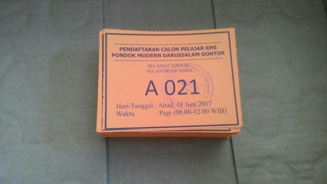 H 1 20 orang Calon Pelajar Telah mengambil Kartu Antrian 