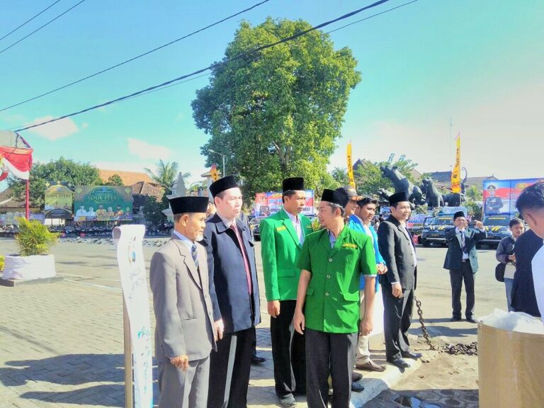 Disela-sela Padatnya Kegiatan Pondok, Kiai Hasan Sempatkan Hadir di Upacara HUT Bhayangkara