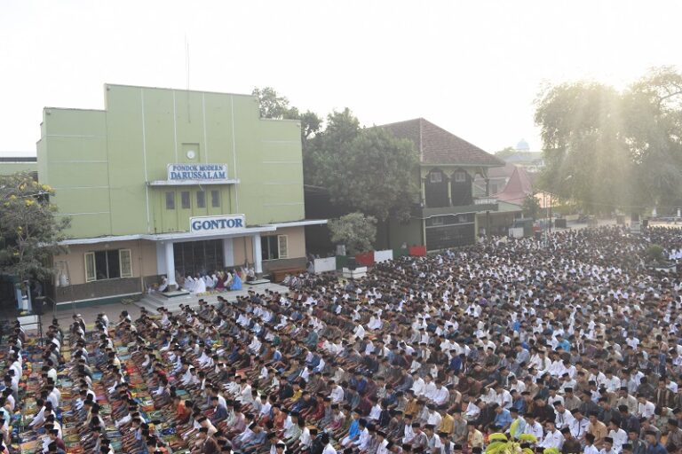 Santri, Guru dan Masyarakat Ikuti Shalat Idul Adha di PM. Gontor
