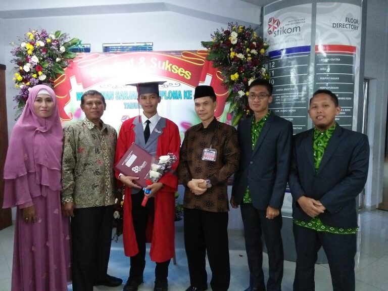 Alumnus Gontor Raih Predikat Cumlaude di STIKOM Surabaya