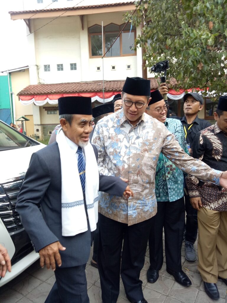 K.H. Hasan Abdullah Sahal Bersama Menteri Agama RI Hadiri Milad PP Al Ihsan Bandung ke-28