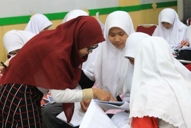 Para Santri dan Asatidz Gontor 3 Melaksanakan Sholat Idul Fitri di Tengah Pandemi Covid-19
