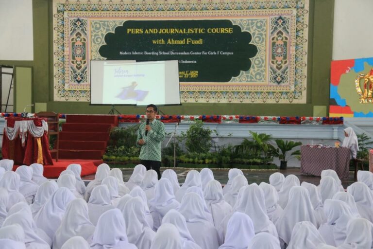 Tingkatkan Kualitas Kepenulisan Santriwati Lewat Seminar Pers dan Jurnalistik