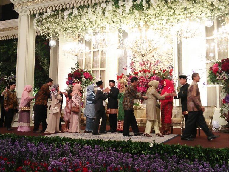Kiai Hasan Hadiri Resepsi Pernikahan Putra Suhaeli Kalla