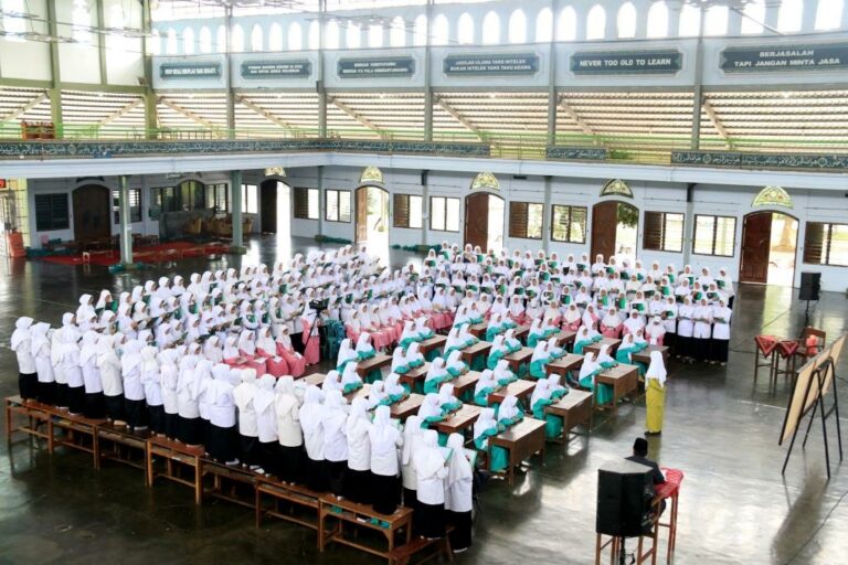 Tarbiyah Amaliyah syarat kelulusan siswi akhir KMI