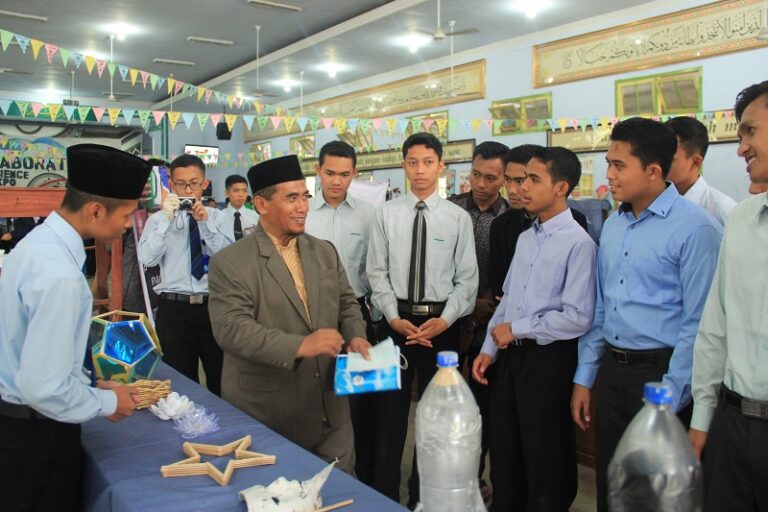 Laboratory Science Expo 2018: Pameran Peralatan dan Karya Laboratorium Santri