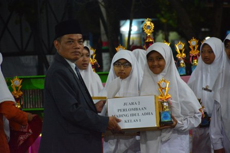 Penyerahan hadiah oleh Al Ustad Umar Sa'id Wijaya, S. Ag. dalam perlombaan Mading Idul Adha untuk kelas 1H sebagai juara 2