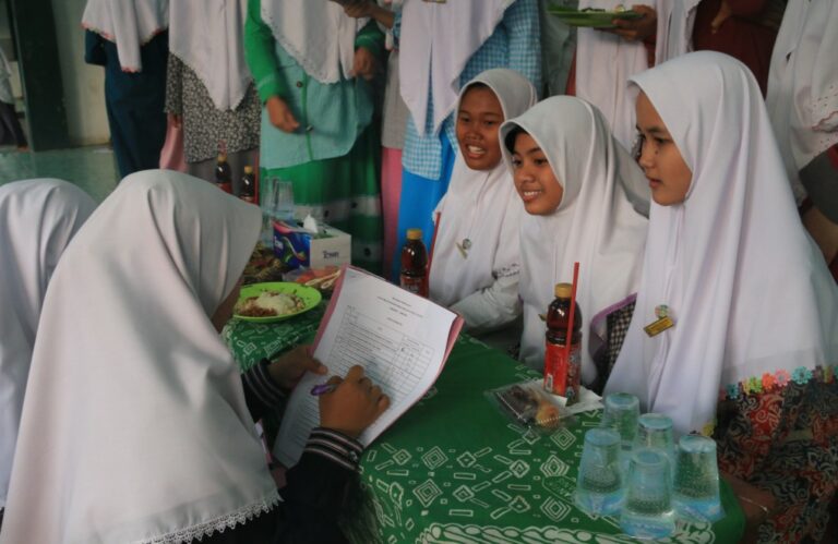 Lomba Vocal Group Antar Kelas 1443 : Eratkan Hubungan Wali Kelas dengan Anak Didiknya