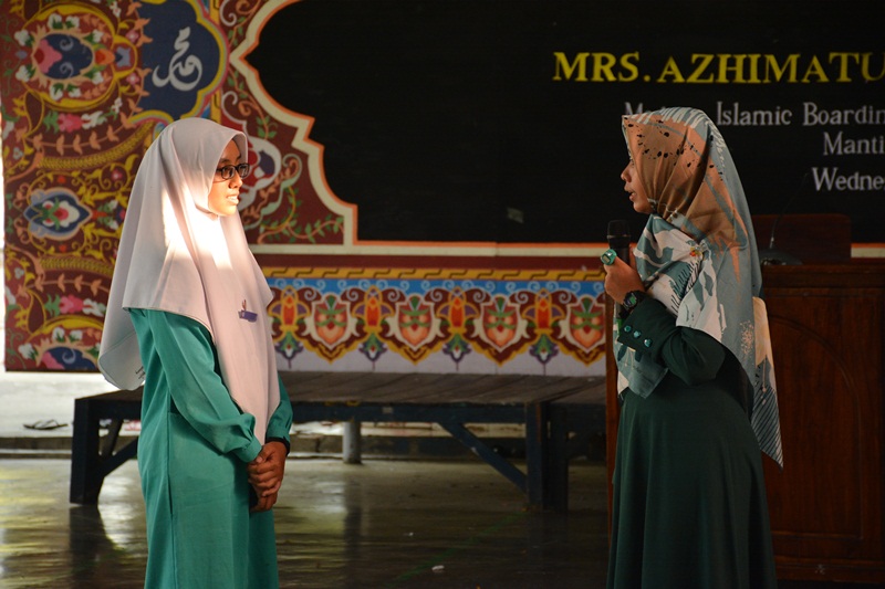 Al-Ustadzah Azhimatul Noor Bashari Diyanti berbincang dengan santri