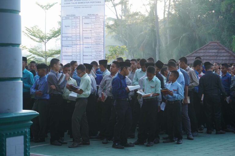 Gontor Mendidik Karakter Santri Dengan Ujian