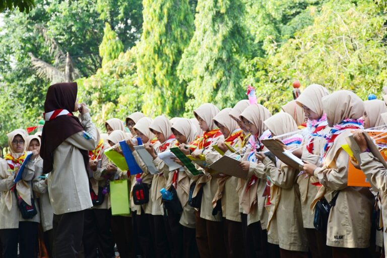 Menciptakan Kader Muslimah yang Tangguh dengan PRAMUKA