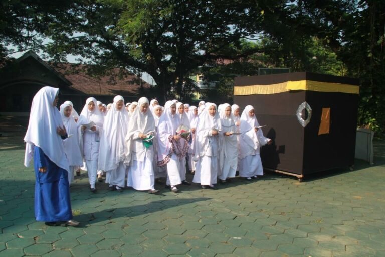 MANASIK HAJI; salah satu cara Gontor tuk kenalkan ibadah haji pada santriwati baru.