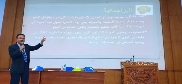 Al-Ustadz Dr. Sujiat Zubaidi Soleh, M.A. tengah menyampaikan materi di hadapan seluruh mahasiswa guru Kampus Gontor