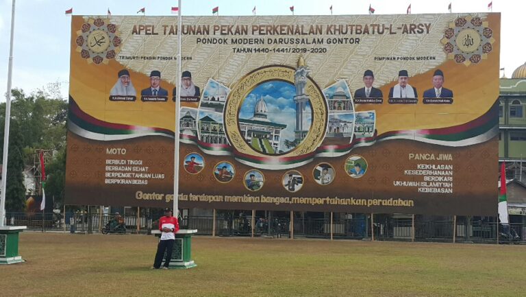 Guyuran Hujan Tidak Mengurangi Semangat Dekorator