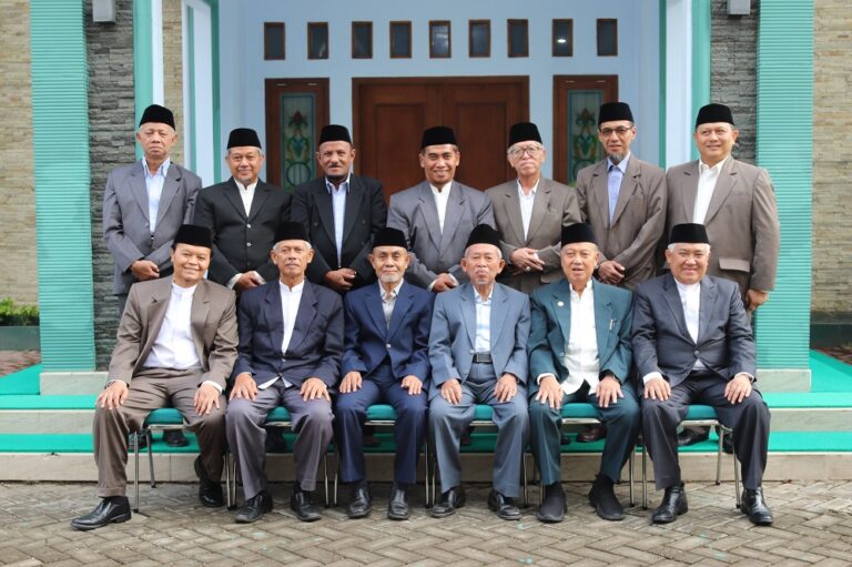 13 Anggota Badan Wakaf Hadiri Sidang ke-84