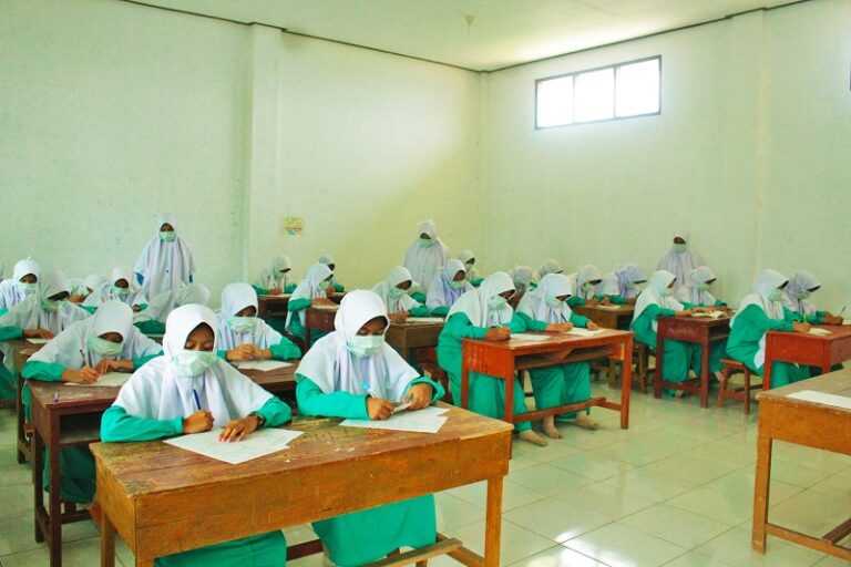 Dampak Kabut Asap: Santriwati dan Guru Kenakan Masker