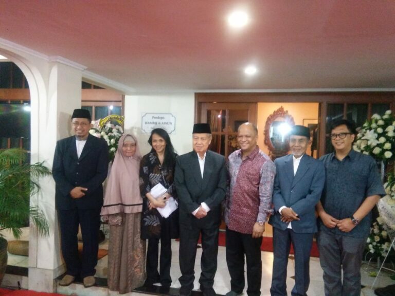 Takziah Kiai Hasan ke kediaman BJ Habibie