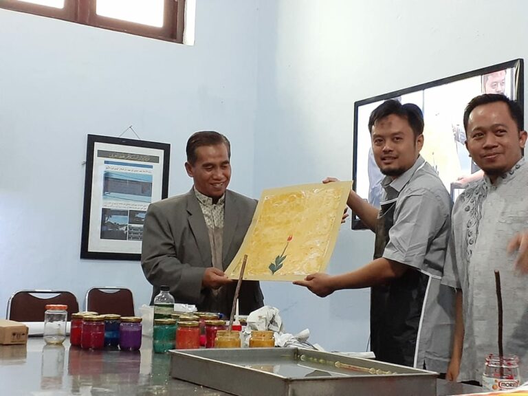 Markas Khot Adakan Workshop Ebru Pertama di Gontor