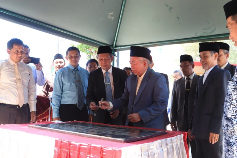 Pimpinan PMDG Resmikan Toko Bangunan La Tansa, Ngawi