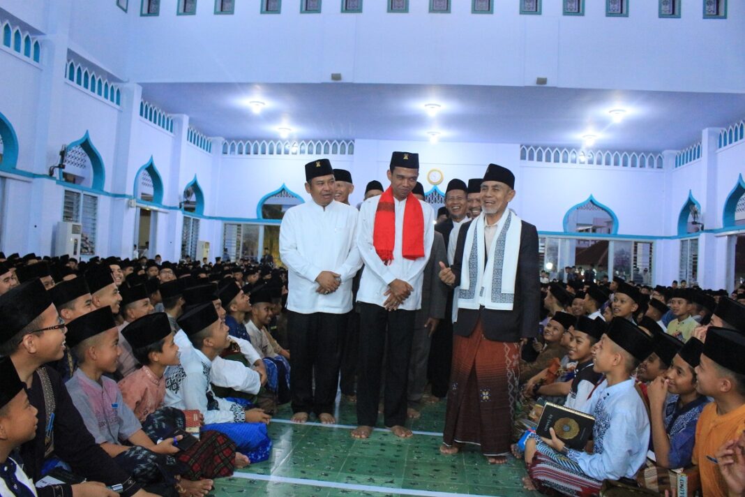 Ustadz Abdul Somad Memasuki Masjid Jami' Bersama Bapak Pimpinan Pondok