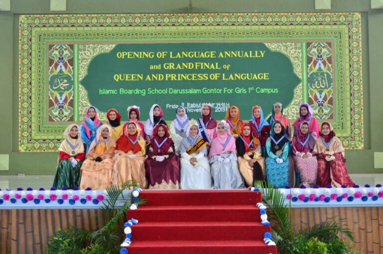 Menjaga Mahkota Pondok dengan Kompetisi Queen and Princess Language