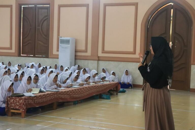 Mengembangkan Potensi Santriwati dalam Seminar Fotografi
