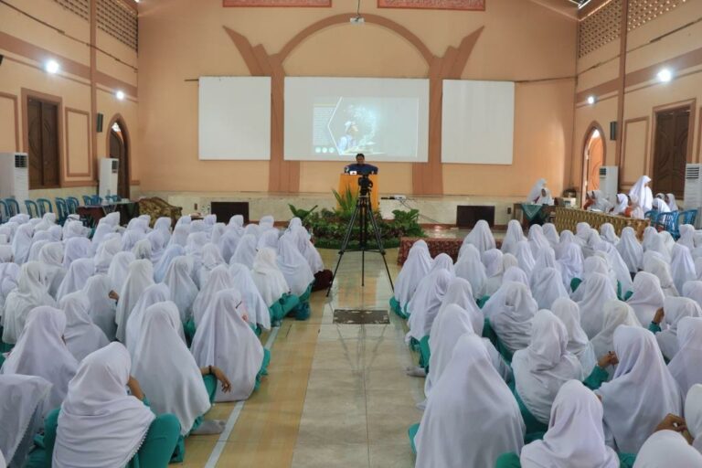 Memantik Semangat Santriwati dalam Menulis Bersama Al-Ustadz Ma’mun Affany, M.Ud