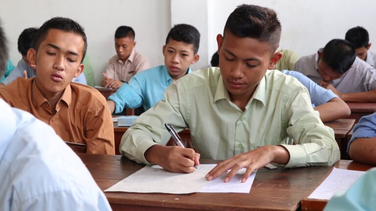 Santri Gontor Ikuti Ulangan Umum Tengah Semester Genap Tahun 1441/2020