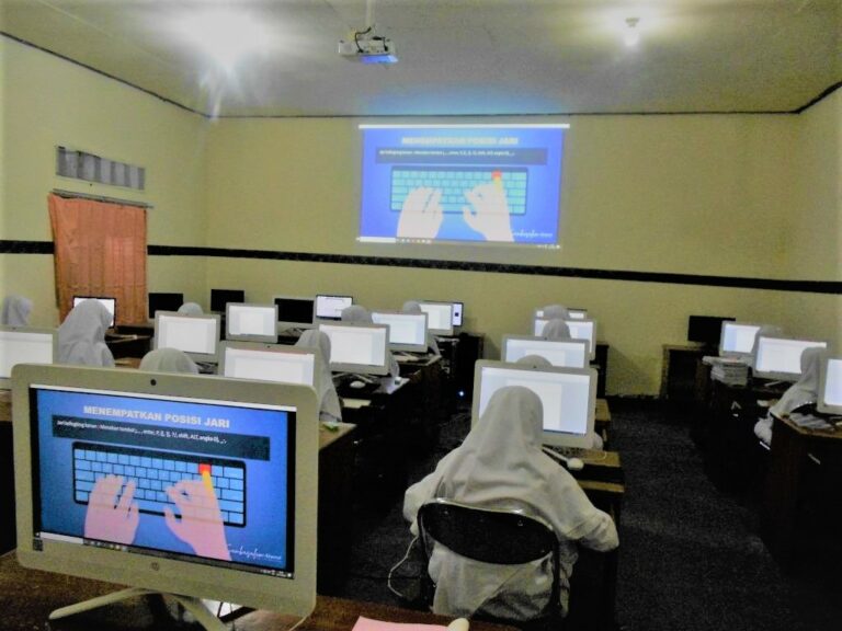 Pelatihan Mengetik 10 Jari; Menambah Wawasan di Dunia Komputerisasi