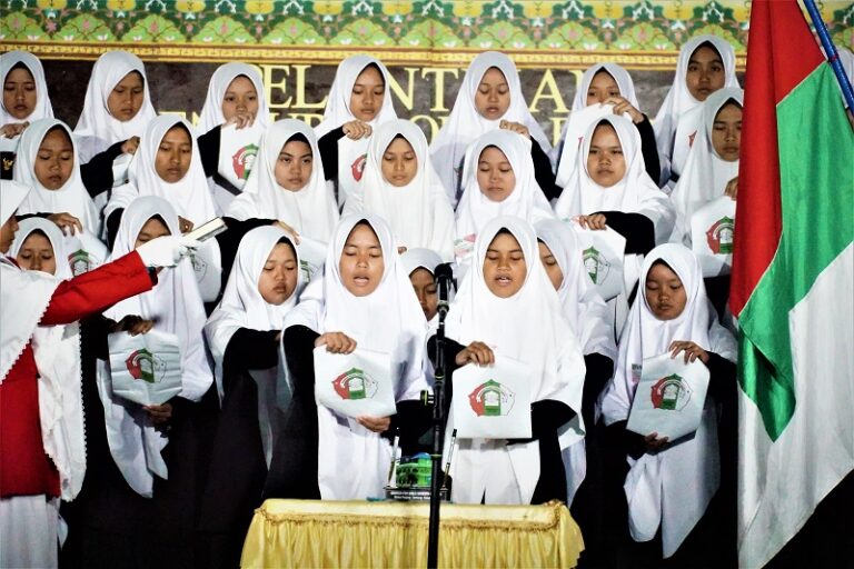 Santriwati Kelas 5 Jabat OPPM; Selamat Bertugas Nak!