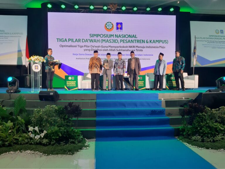 K.H. Hasan Abdullah Sahal Hadiri Simposium Dewan Dakwah Islamiyah Indonesia