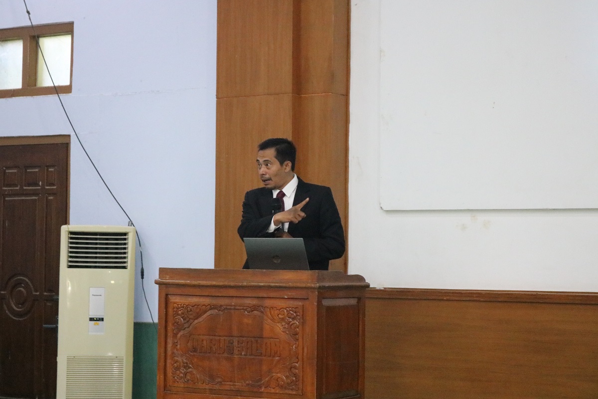 Al-Ustadz Dr. Henri Shalahuddin, MIRKH memberikan materi "Metodologi Penelitian Berbasis Worldview Islam"