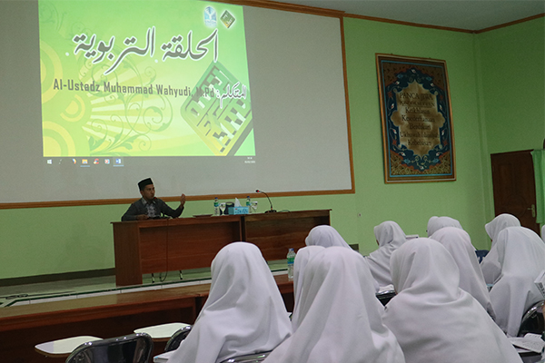 Suasana Halaqah At-Tarbawiyah Mahasiswi Guru UNIDA bersama Al-Ustadz Muhammad Wahyudi