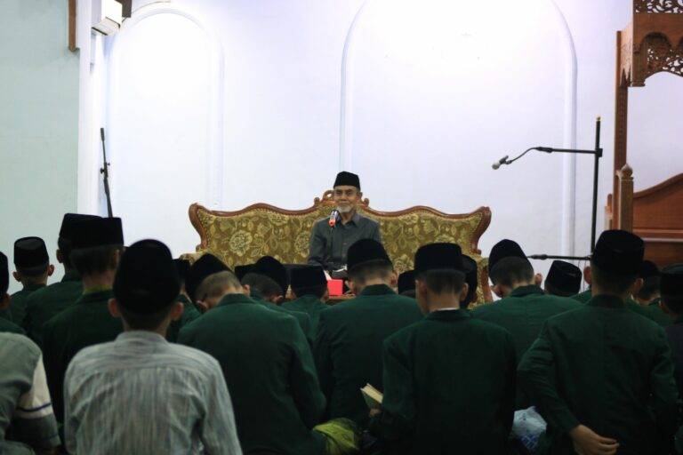 Kiai Gontor Ingatkan Pentingnya Memperbaiki Bacaan Quran