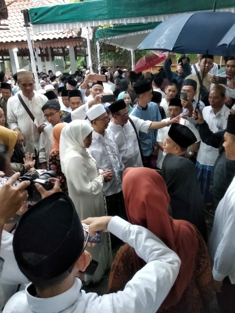 Kiai Gontor Takziah ke Kediaman Gus Solah