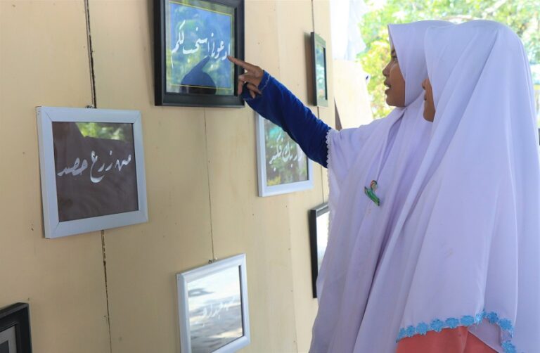 YAUM AL-KHOT AL-‘ARABYY:  Ajang Santriwati Mengenal Seni Kaligrafi