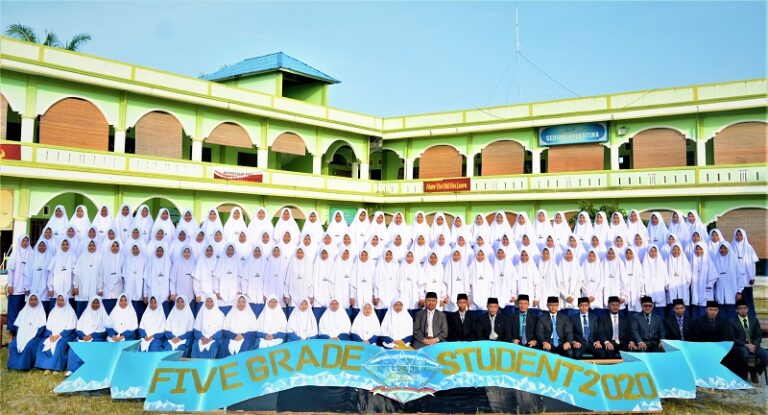 Perfotoan Antarangkatan Pupuk Ukhuwah di Kalangan Santriwati