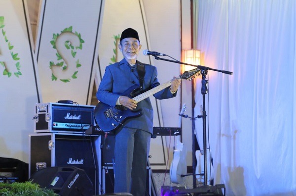 Kiai Hasan Menampilkan Sebuah Lagu di Mahadasa Show 2018