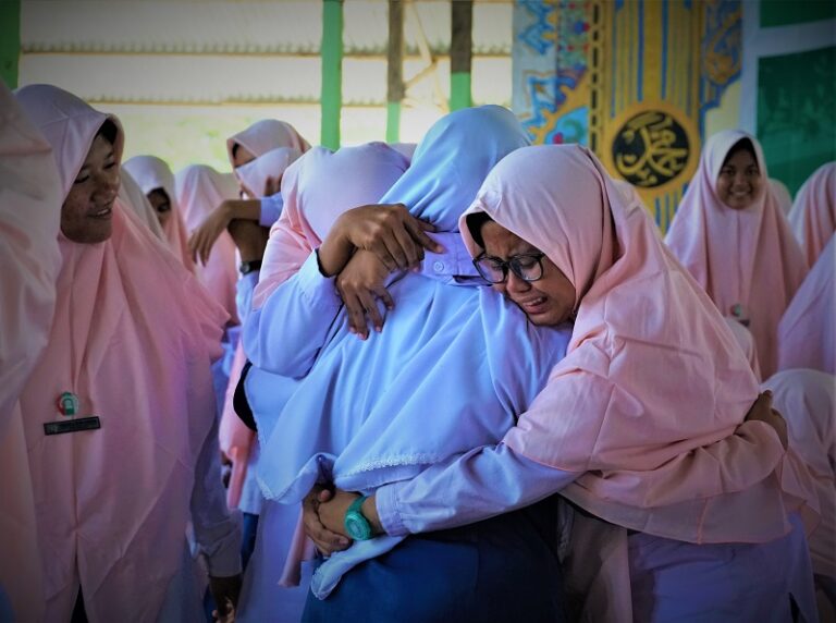 Naik Kelas, Siswi Akhir KMI 2021 Kenakan Kerudung Peach