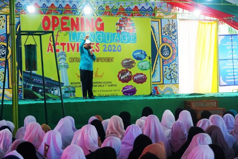 Bahasa Arab dan Inggris Sebagai Mahkota Gontor